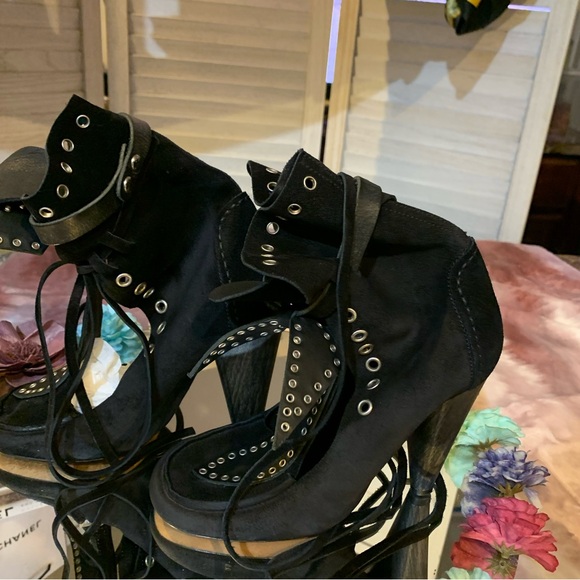 GUC 🙃Isabel Marant suede boots laser cut with 🎀 accent - Picture 5 of 8